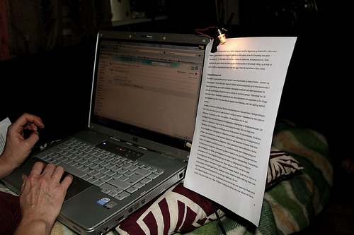 Improvised reading light - Mini-DIY : Laptop Document Holder