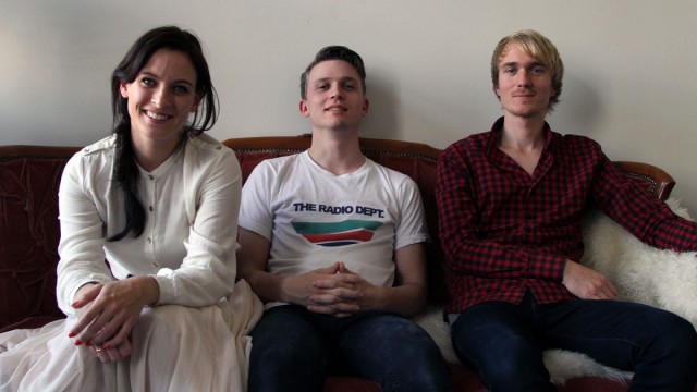 Marte, Lars Christian og Morten hjemme i sofaen. (Foto: Katrine Opdahl, NRK P3)